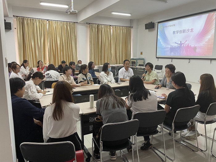 圆桌讨论.JPG 圆桌讨论.JPG