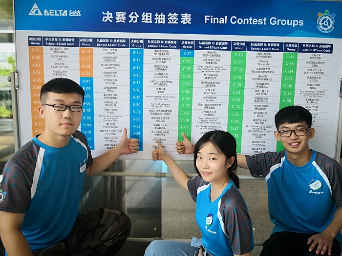 3参赛同学在学校名字下合影留念.jpg 3参赛同学在学校名字下合影留念.jpg