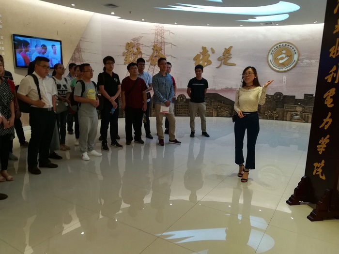 参观校史馆.jpg 参观校史馆.jpg